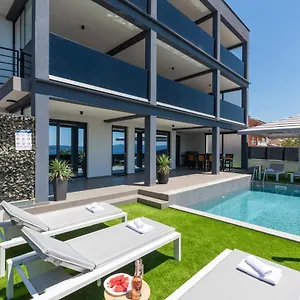 Villa Twins