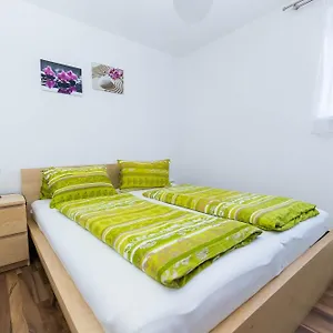 Moderne Souterrainwohnung Apartman